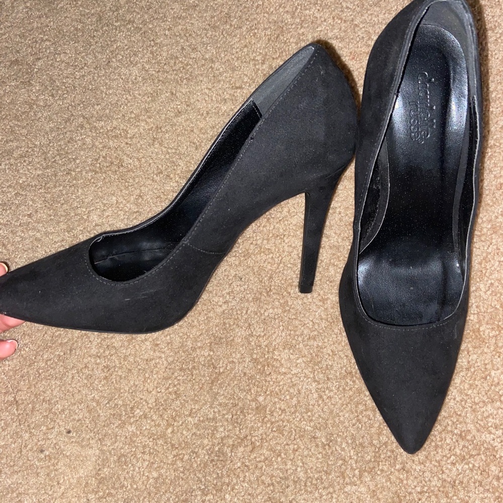 Black suede pumps!!🖤!